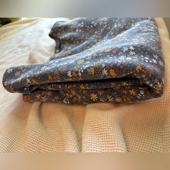 Tentree, M, Women’s Sweatshirt, Painted Dainty Flower Style - Picture 11 of 12